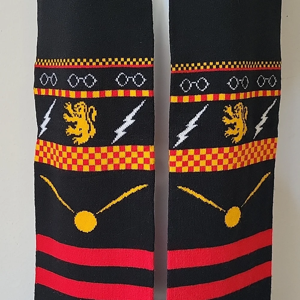GUC harry potter gryffindor scarf and hogwartz heather gray beanie